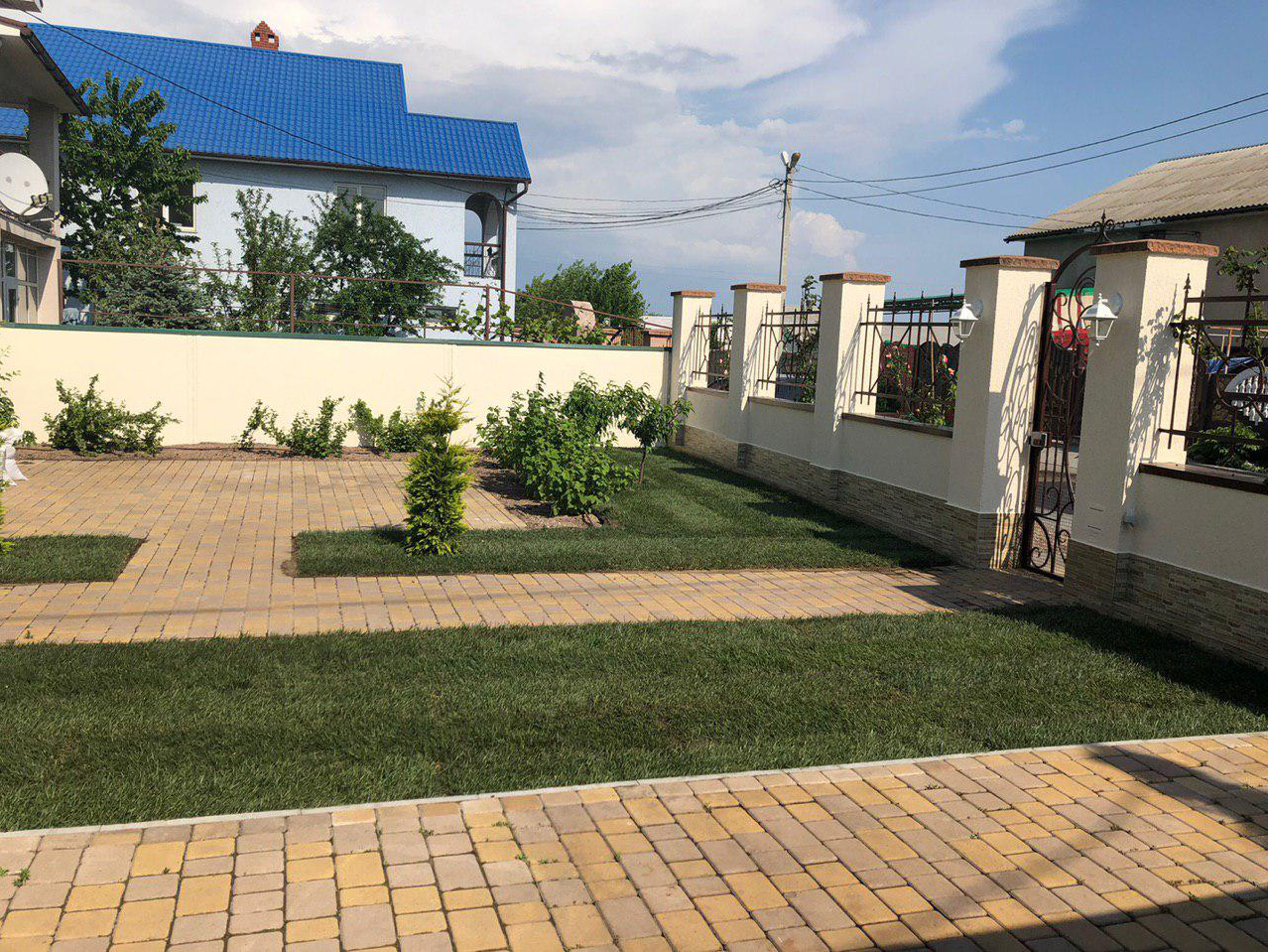 Укладка рулонного газона